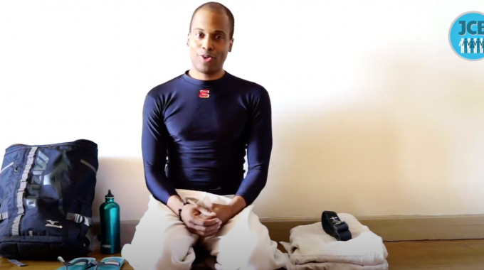 [ <i class='fa fa-video-camera'></i> Vidéo ]Judo à la maison : comment plier son judogi